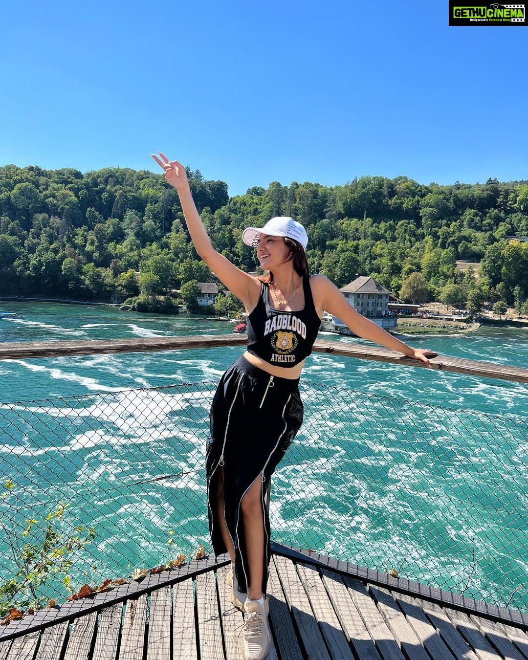 Anushka Sen Instagram - Waterfalls make me so happy 💜 Rheinfall