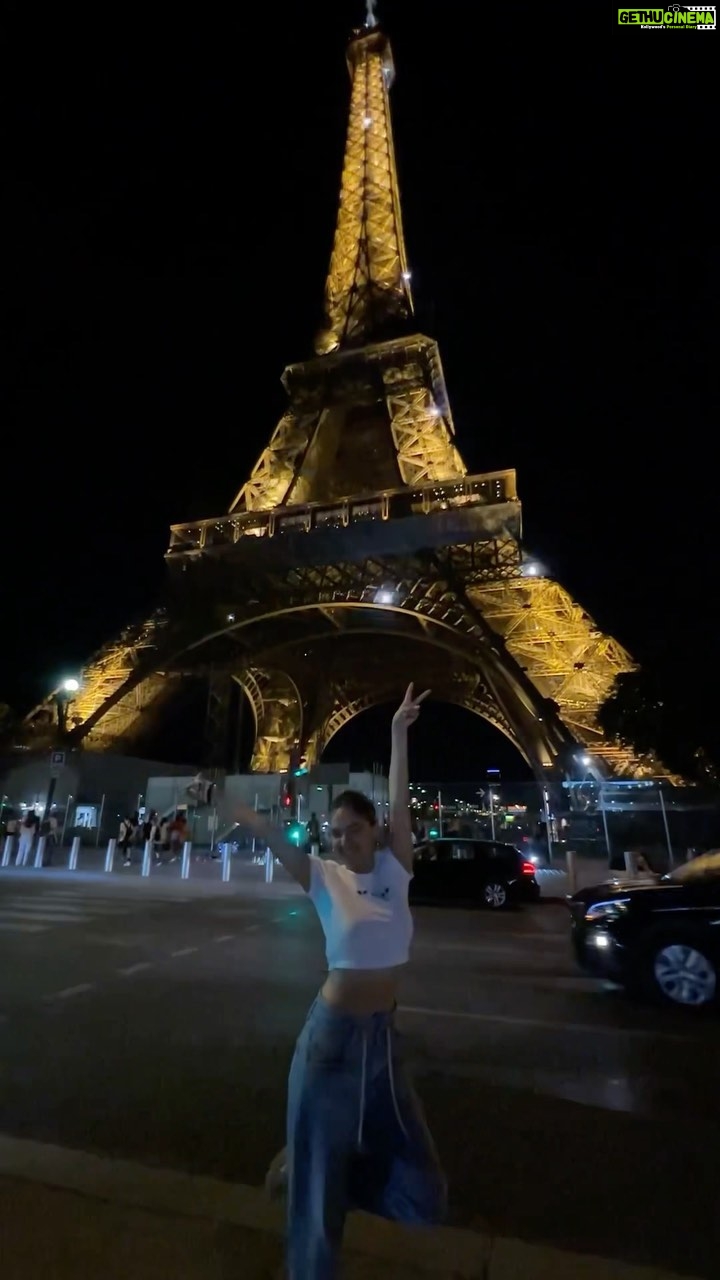Anushka Sen Instagram - Walking through 3 countries be like 💁♀️🇫🇷🇨🇭🇮🇹#walkingtransition #reels #transitionreels