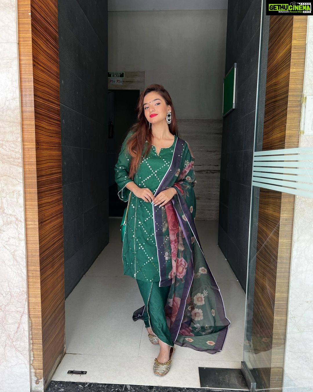 Anushka Sen Instagram - Green vibes today 🙏🌷