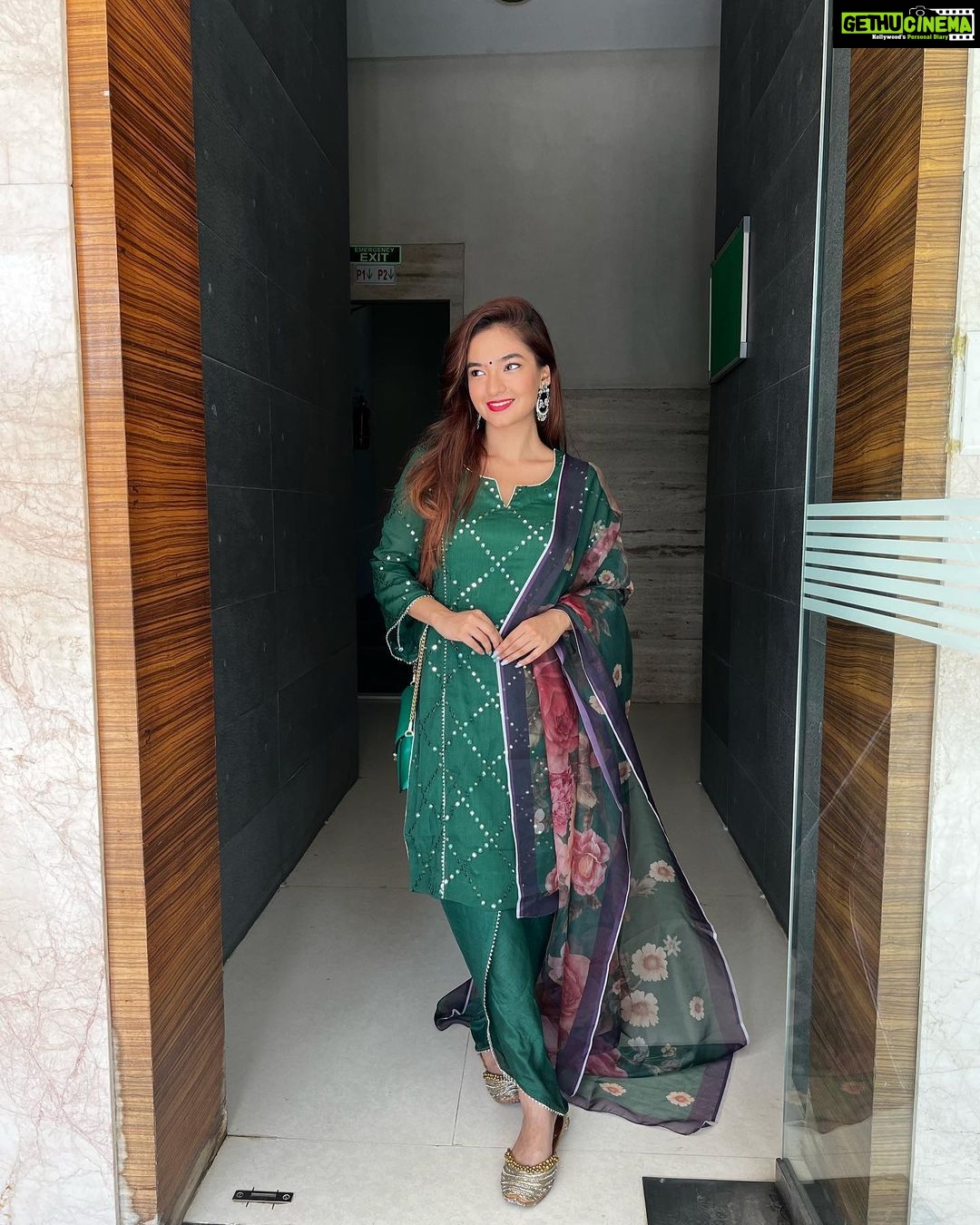 Anushka Sen Instagram - Green vibes today 🙏🌷