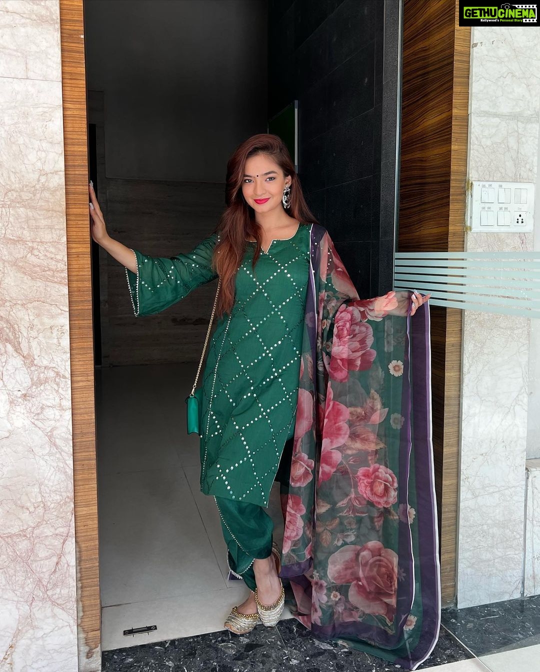 Anushka Sen Instagram - Green vibes today 🙏🌷