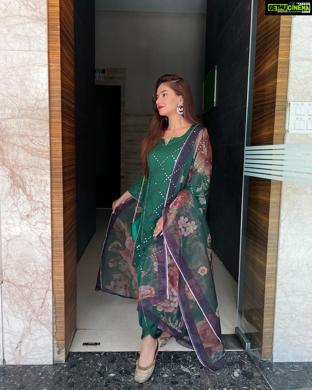 Anushka Sen Instagram - Green vibes today 🙏🌷