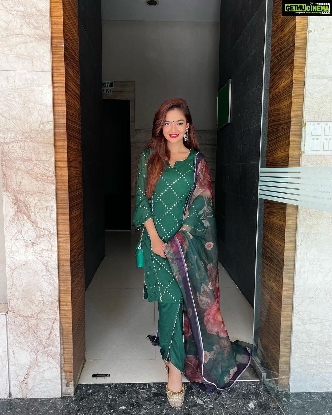 Anushka Sen Instagram - Green vibes today 🙏🌷