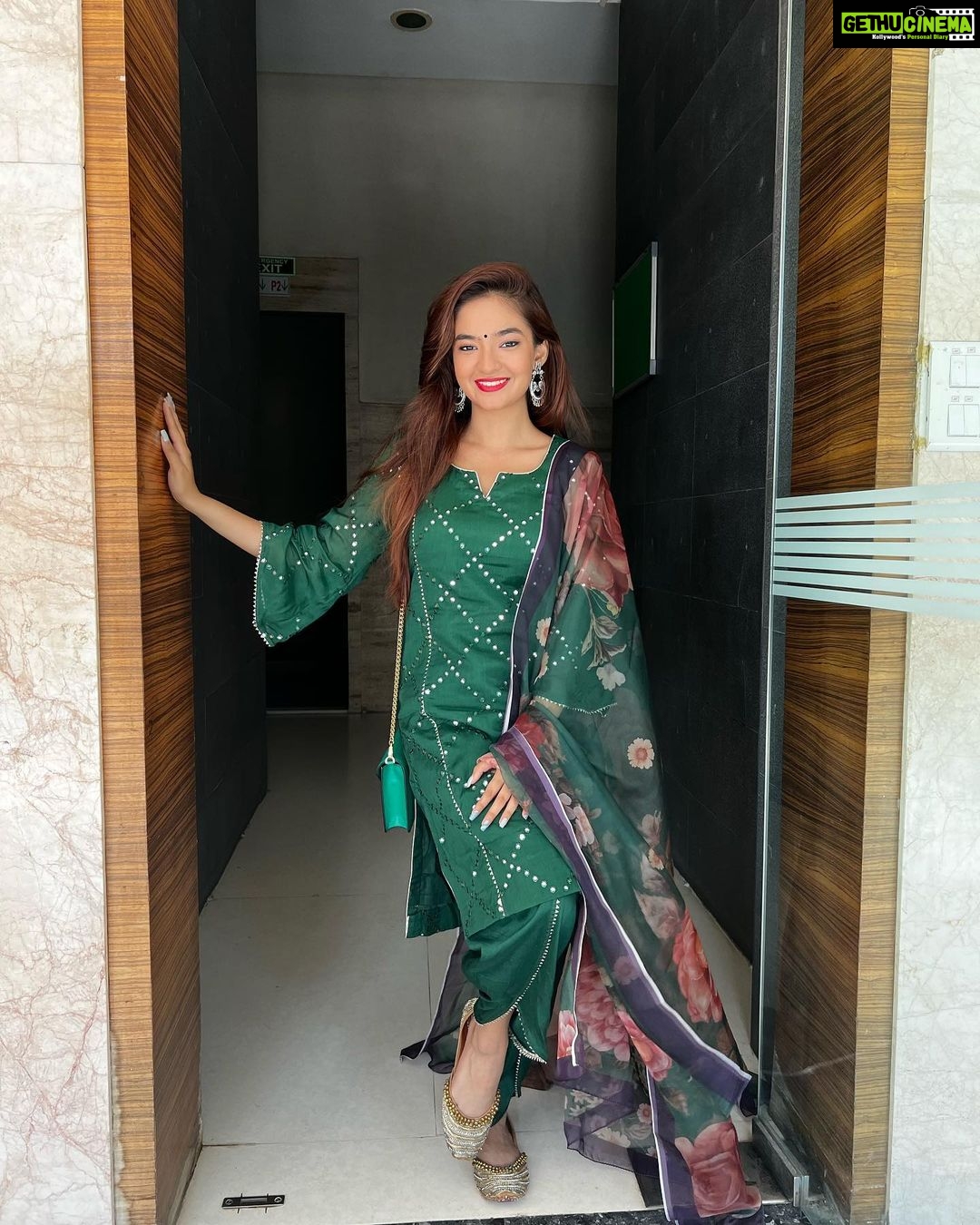 Anushka Sen Instagram - Green vibes today 🙏🌷