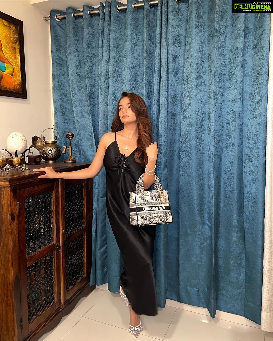 Anushka Sen Instagram - You’ve never been to heaven, have you?🖤