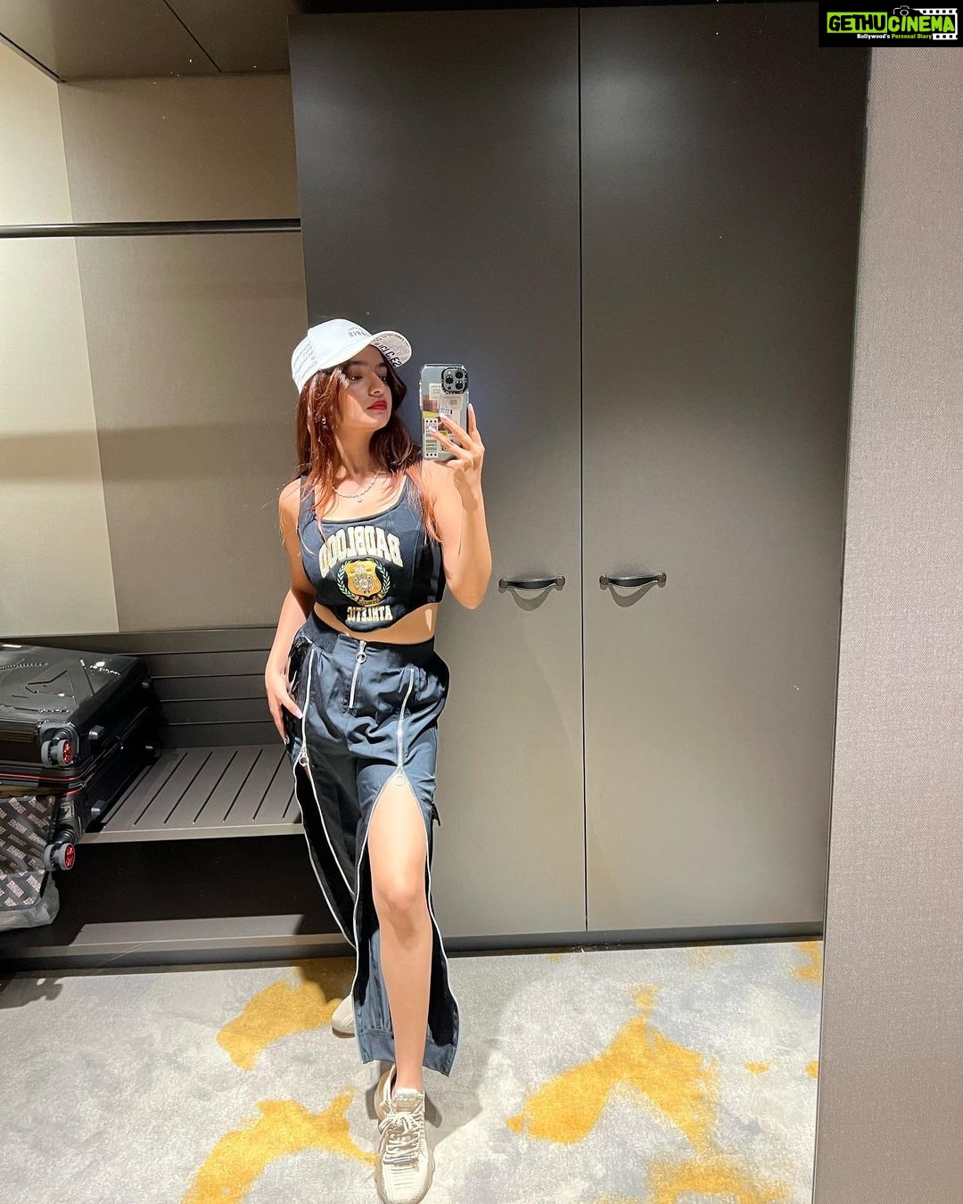 Anushka Sen Instagram - Mirror selfies >>>>