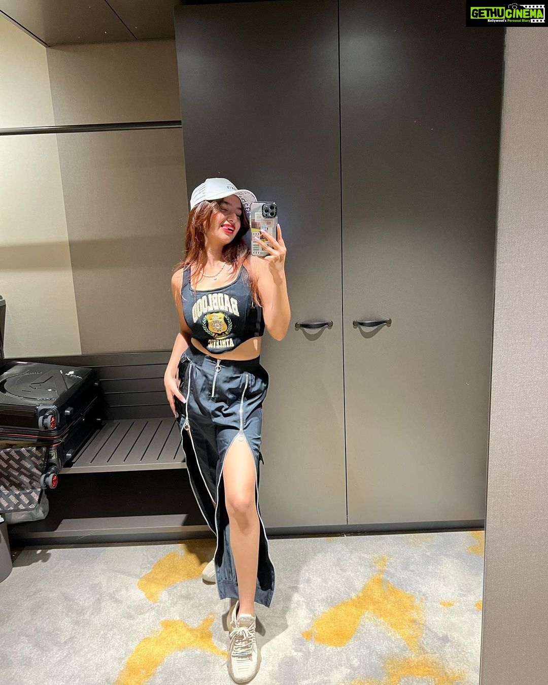 Anushka Sen Instagram - Mirror selfies >>>>
