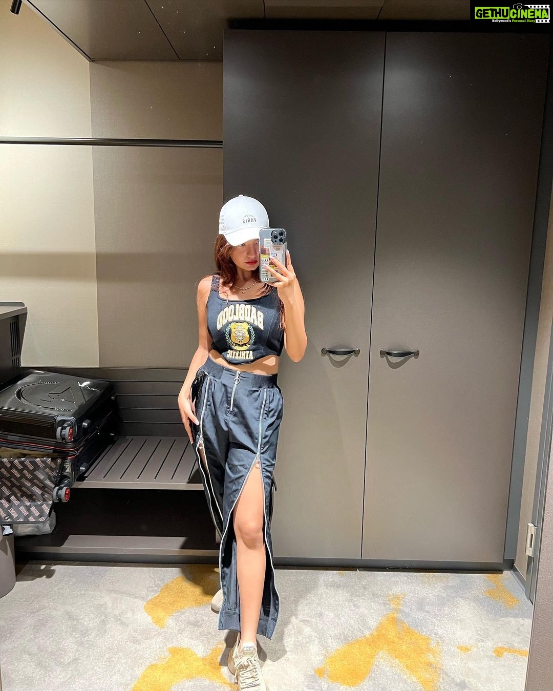 Anushka Sen Instagram - Mirror selfies >>>>