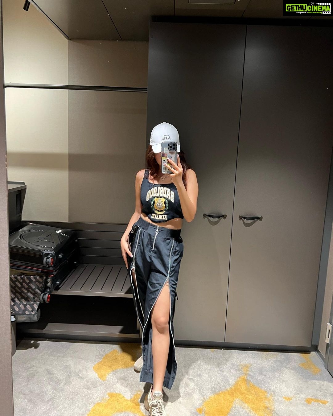 Anushka Sen Instagram - Mirror selfies >>>>