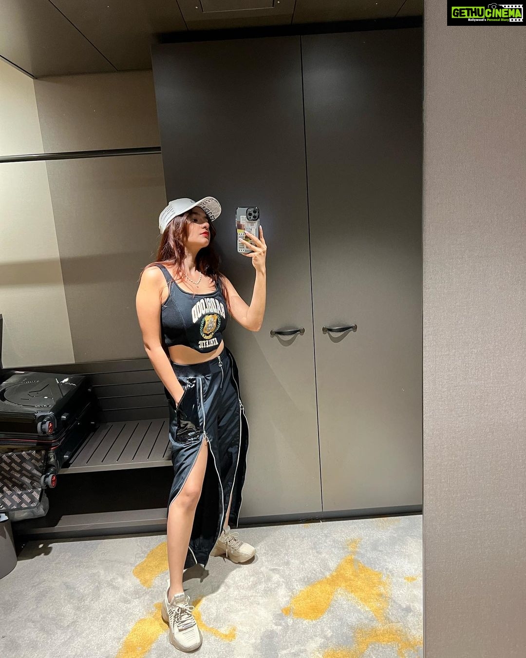 Anushka Sen Instagram - Mirror selfies >>>>