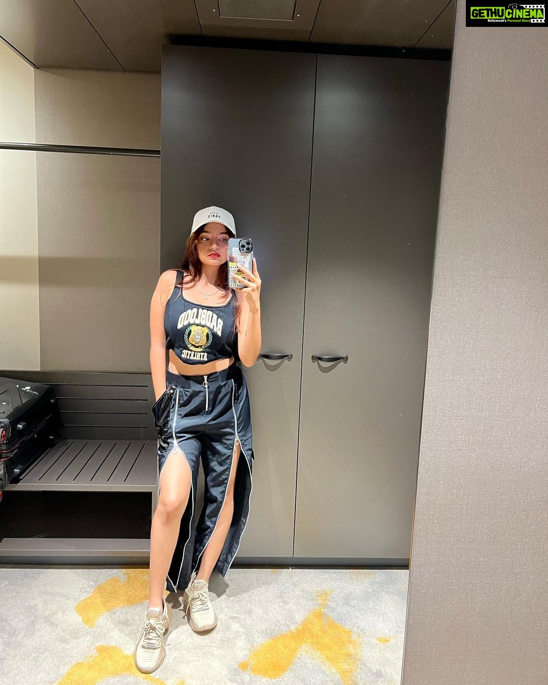 Anushka Sen Instagram - Mirror selfies >>>>