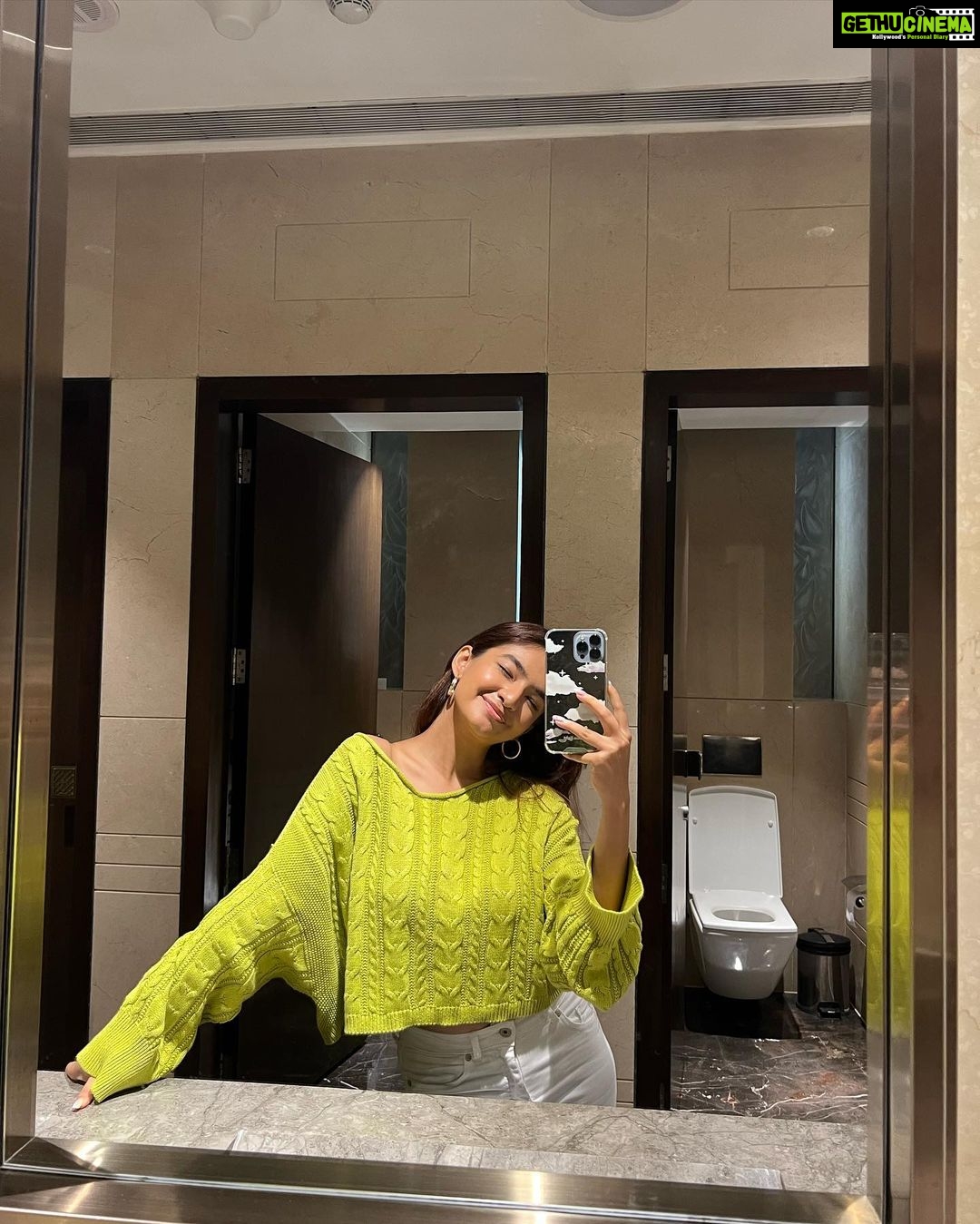 Anushka Sen Instagram - Dinner nights 🦦💁♀️