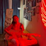 Anushka Sen Instagram - The Loner - Gary Moore 🫶 One of my passions 🎸 #reels #electricguitar #cover