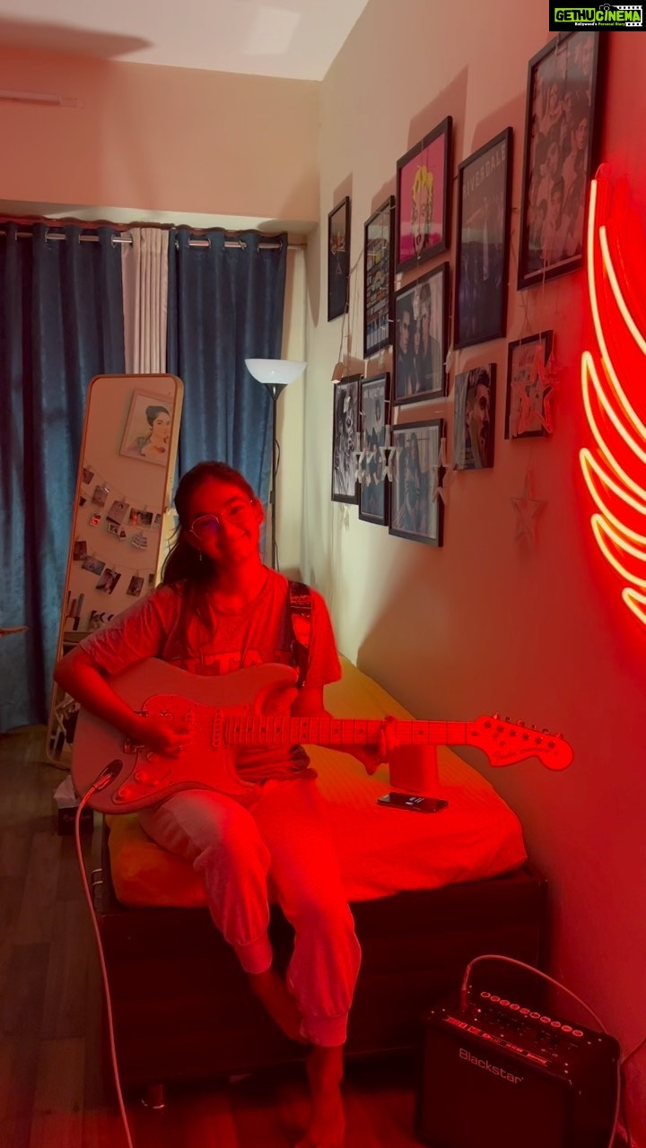 Anushka Sen Instagram - The Loner - Gary Moore 🫶 One of my passions 🎸 #reels #electricguitar #cover
