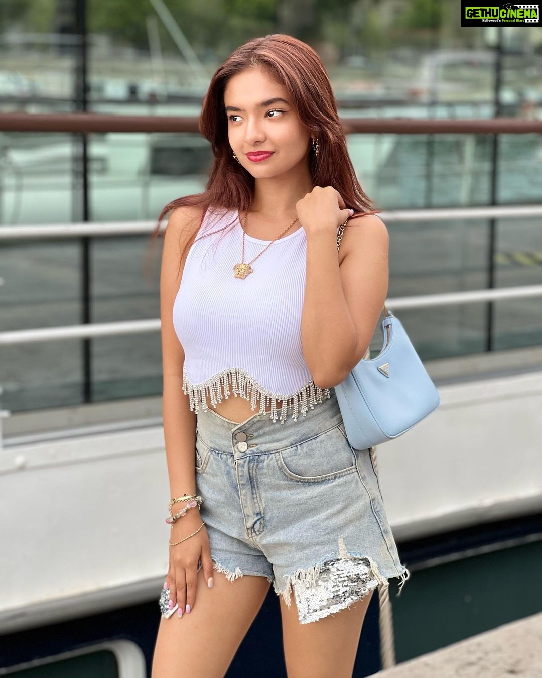 Anushka Sen Instagram - Bling bling 💋 Tour Eiffel