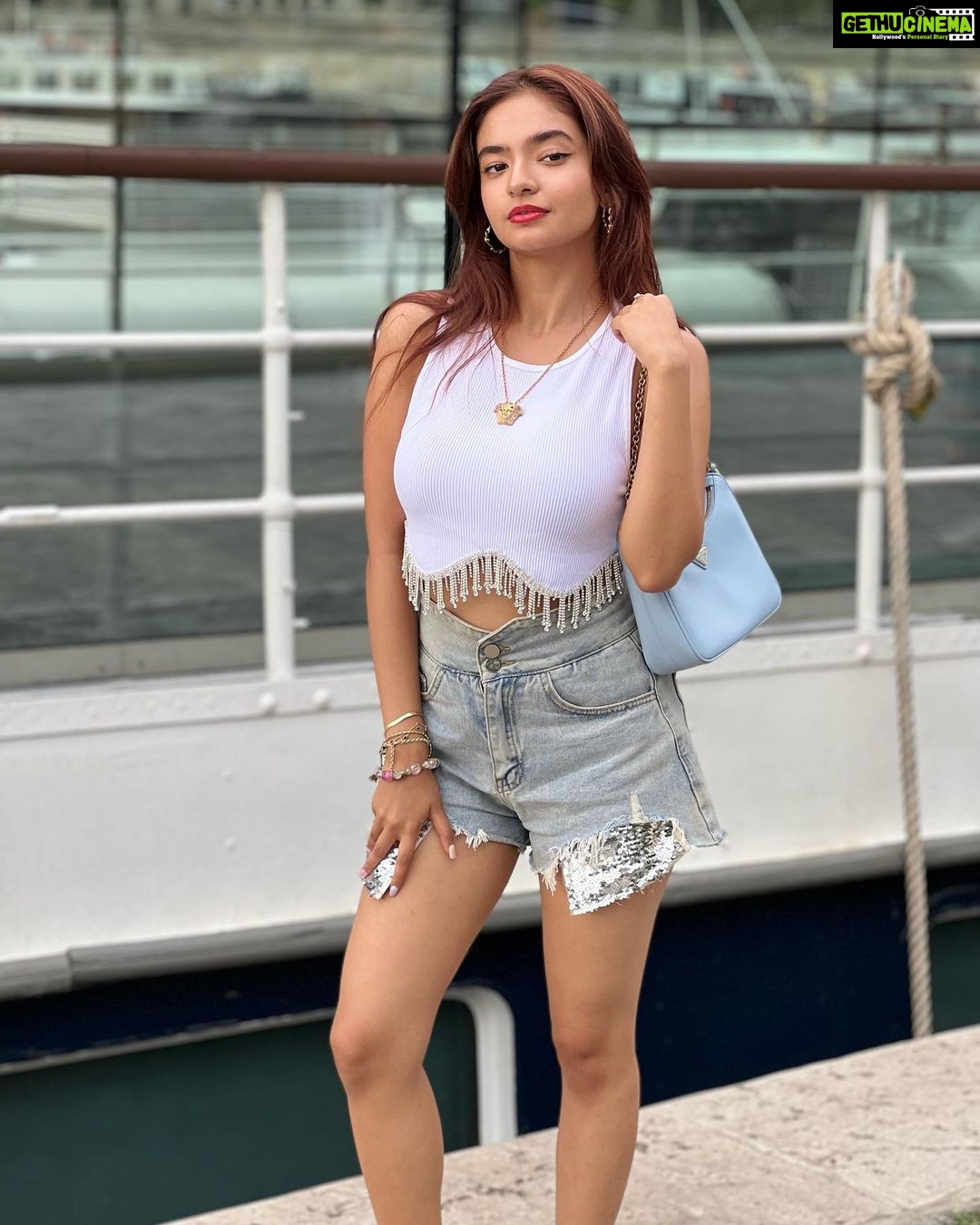 Anushka Sen Instagram - Bling bling 💋 Tour Eiffel