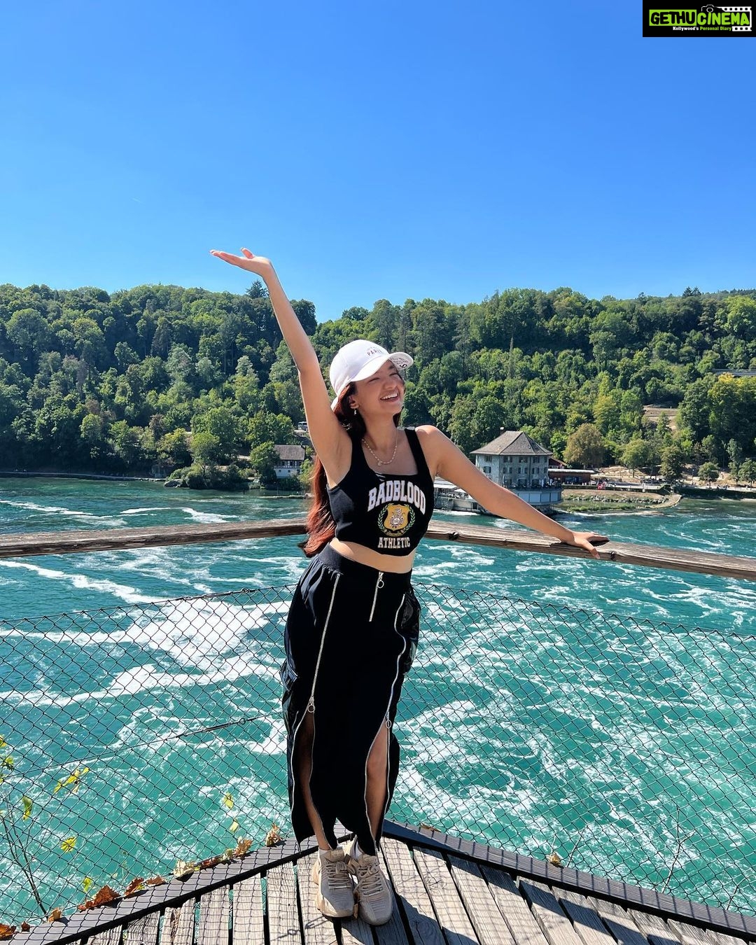 Anushka Sen Instagram - Waterfalls make me so happy 💜 Rheinfall