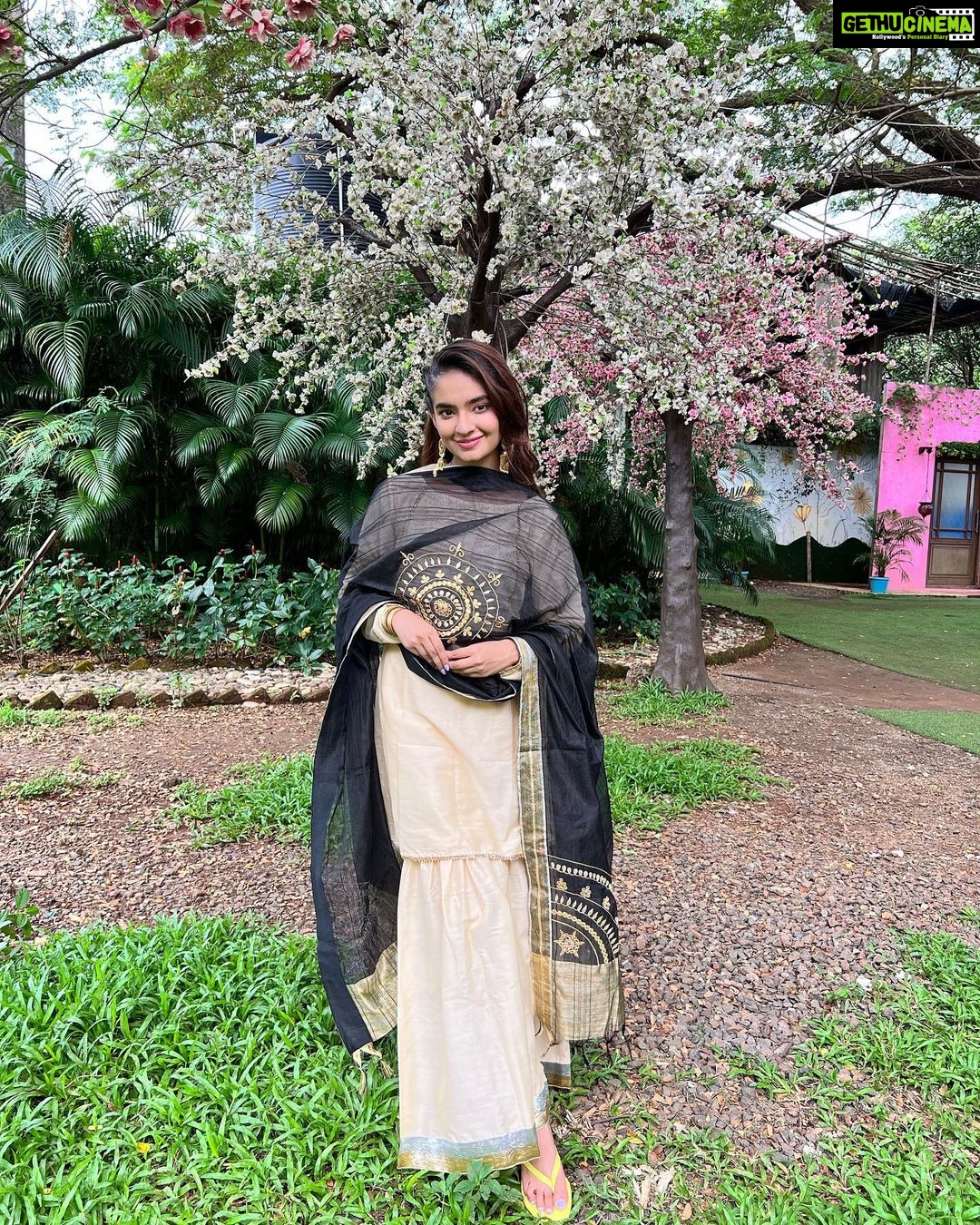Anushka Sen Instagram - Haan yeh meri aankhein raat raat bhar kare baate teri💜