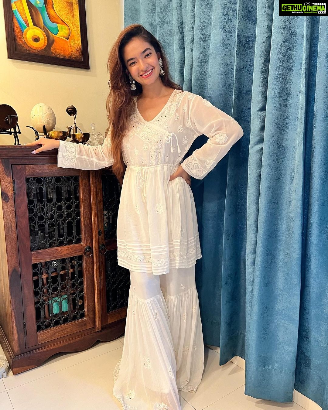Anushka Sen Instagram - Happy Dhanteras ✨🫶
