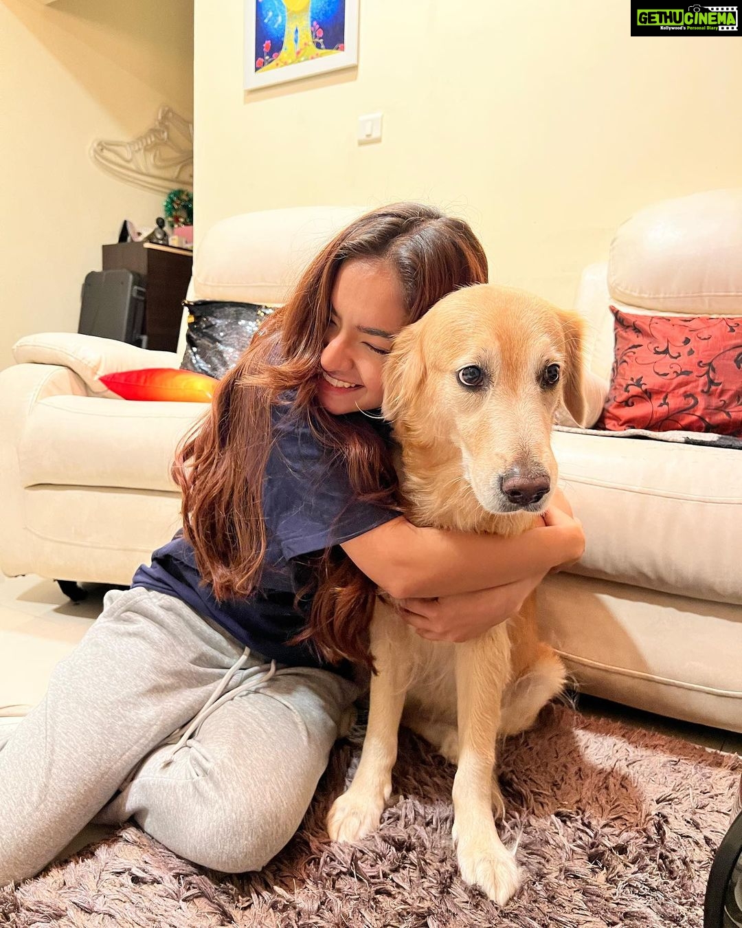 Anushka Sen Instagram - After whole day of being busy, hugging Cindra is the best feeling in the world π§Ώππ€
