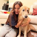 Anushka Sen Instagram - After whole day of being busy, hugging Cindra is the best feeling in the world 🧿🌎🤍
