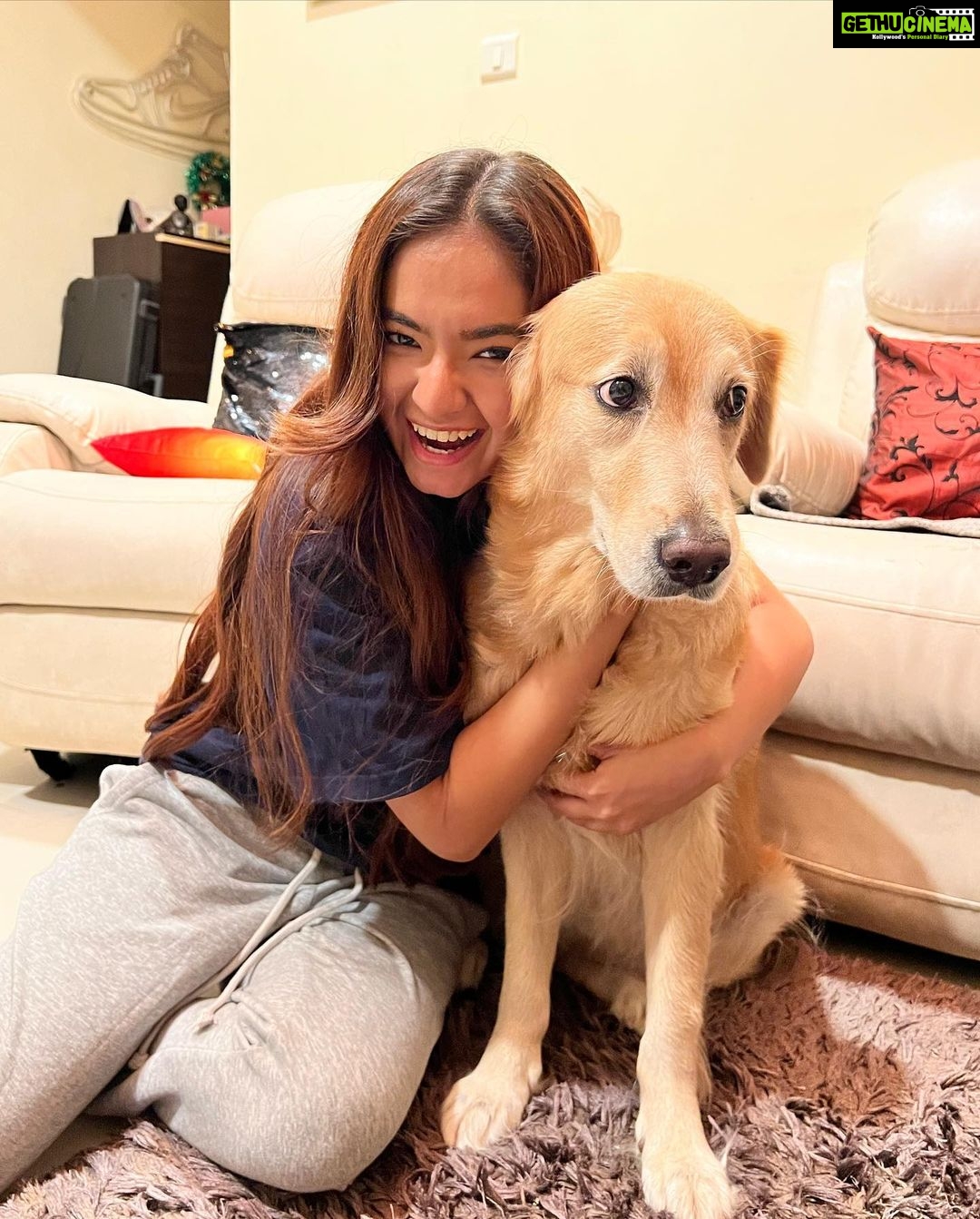 Anushka Sen Instagram - After whole day of being busy, hugging Cindra is the best feeling in the world π§Ώππ€