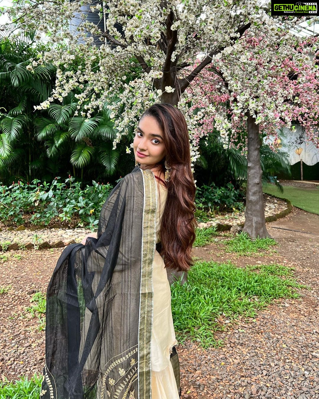 Anushka Sen Instagram - Haan yeh meri aankhein raat raat bhar kare baate teri💜
