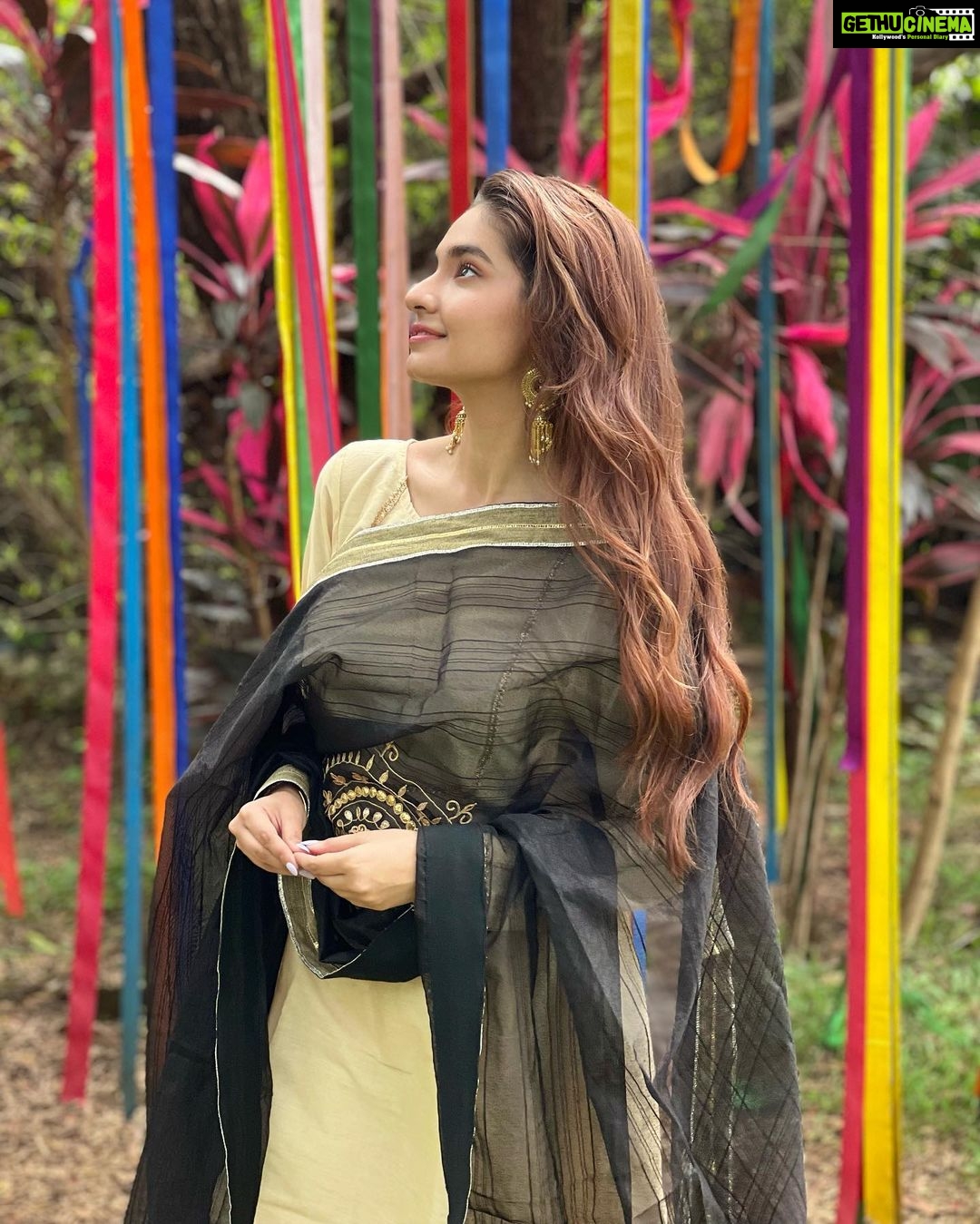 Anushka Sen Instagram - Haan yeh meri aankhein raat raat bhar kare baate teri💜