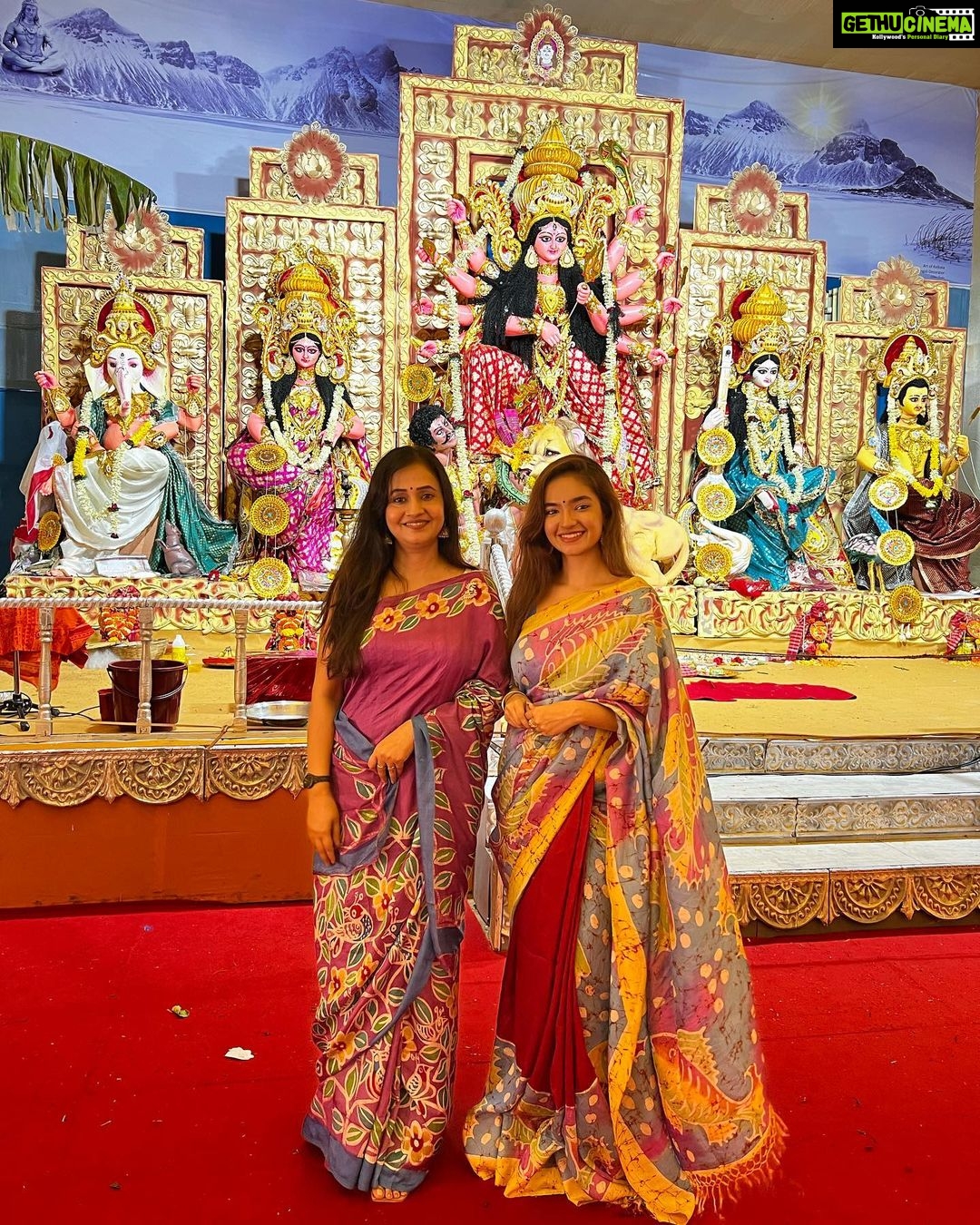 Anushka Sen Instagram - শরৎকালের রোদের ঝিলিক, শিউলি ফুলের গন্ধ। মা এসেছে ঘরে তাই, মনে এতো আনন্দ। হ্যাপি দুর্গা পূজা 🤍