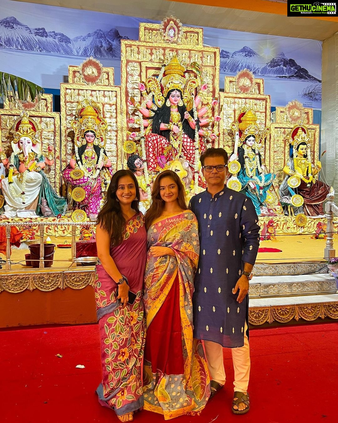 Anushka Sen Instagram - শরৎকালের রোদের ঝিলিক, শিউলি ফুলের গন্ধ। মা এসেছে ঘরে তাই, মনে এতো আনন্দ। হ্যাপি দুর্গা পূজা 🤍