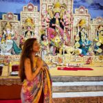Anushka Sen Instagram - শরৎকালের রোদের ঝিলিক, শিউলি ফুলের গন্ধ। মা এসেছে ঘরে তাই, মনে এতো আনন্দ। হ্যাপি দুর্গা পূজা 🤍