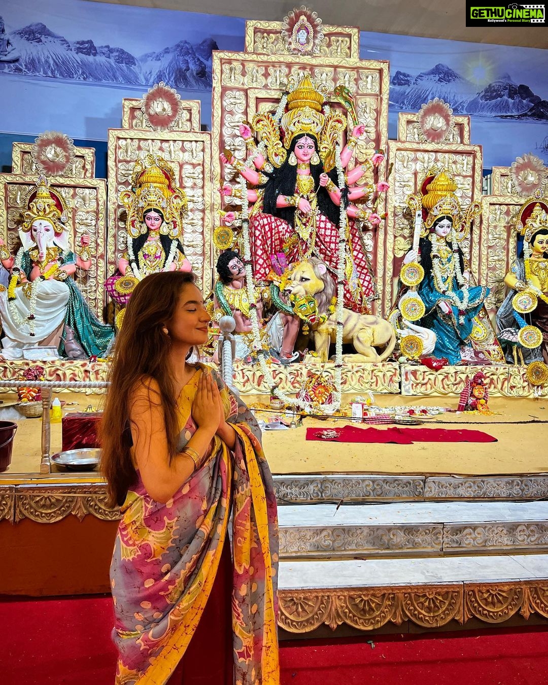 Anushka Sen Instagram - শরৎকালের রোদের ঝিলিক, শিউলি ফুলের গন্ধ। মা এসেছে ঘরে তাই, মনে এতো আনন্দ। হ্যাপি দুর্গা পূজা 🤍