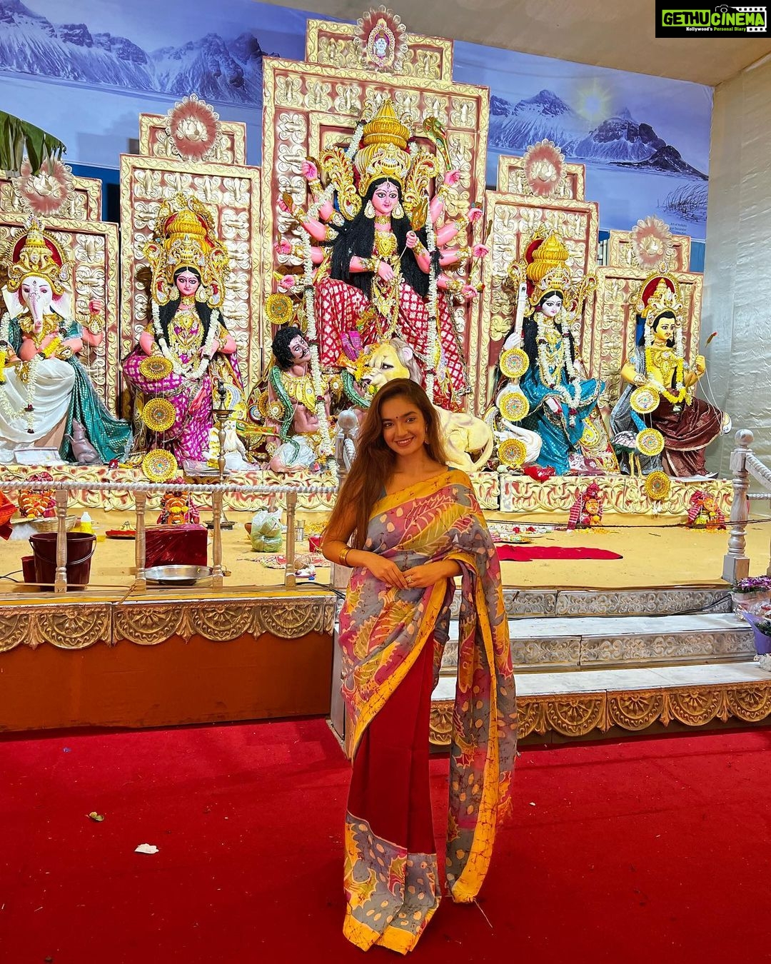 Anushka Sen Instagram - শরৎকালের রোদের ঝিলিক, শিউলি ফুলের গন্ধ। মা এসেছে ঘরে তাই, মনে এতো আনন্দ। হ্যাপি দুর্গা পূজা 🤍