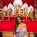 Anushka Sen Instagram - শরৎকালের রোদের ঝিলিক, শিউলি ফুলের গন্ধ। মা এসেছে ঘরে তাই, মনে এতো আনন্দ। হ্যাপি দুর্গা পূজা 🤍