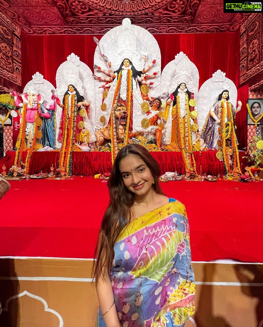 Anushka Sen Instagram - শরৎকালের রোদের ঝিলিক, শিউলি ফুলের গন্ধ। মা এসেছে ঘরে তাই, মনে এতো আনন্দ। হ্যাপি দুর্গা পূজা 🤍