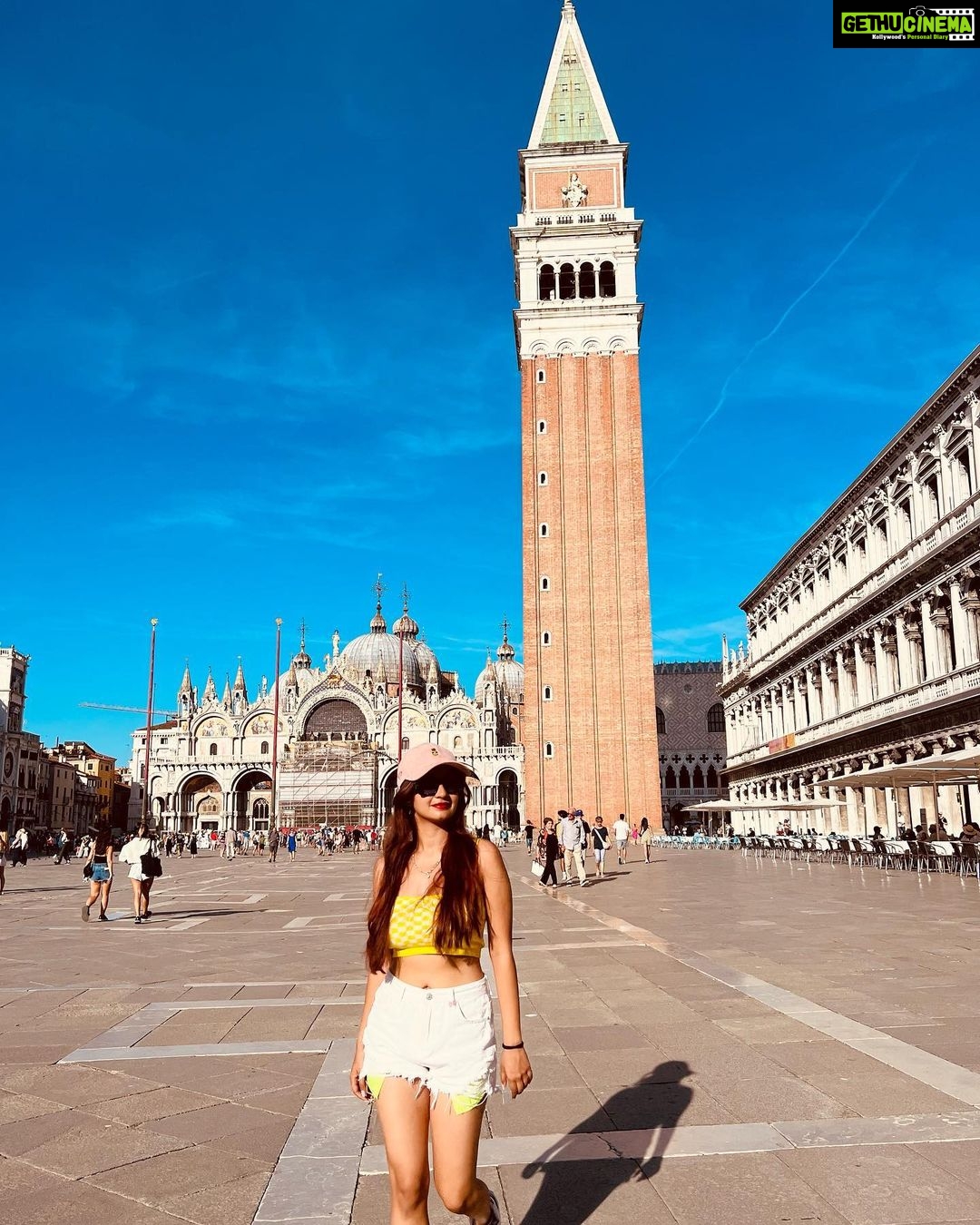Anushka Sen Instagram - 🗺️ ✈️ Around The World