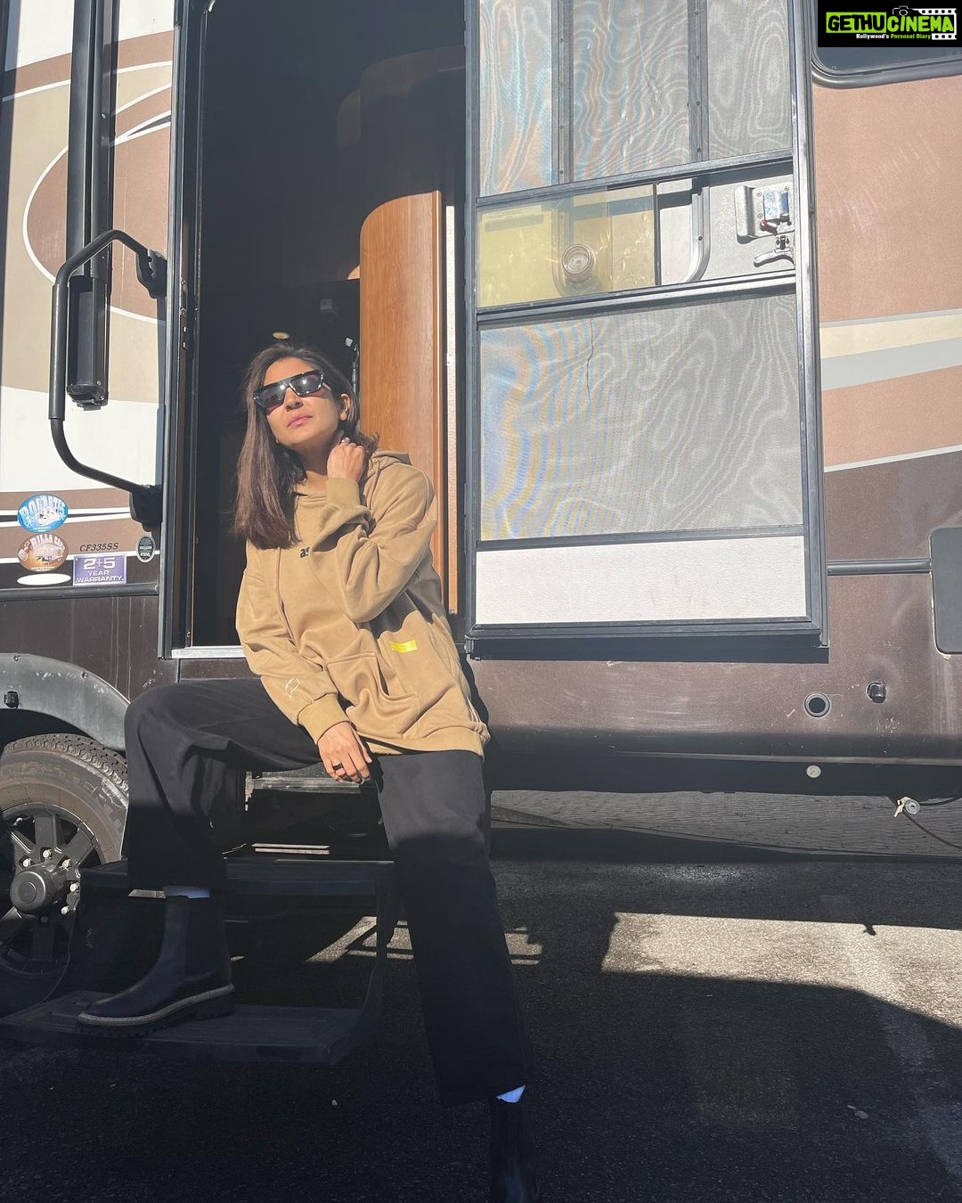 Anushka Sharma Instagram - Ek bhi photo acchi nahin lagi mujhe! Toh Maine socha hamesha acchi photo daalna hai yeh kissne kaha? Toh yeh hain Meri ok ok type photos jo main naa daalti lekin apni keemti saans inko kheechne main use kari hai toh post karna toh banta hai. Chalo ok bye 👋🫶