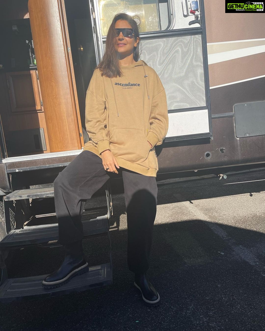 Anushka Sharma Instagram - Ek bhi photo acchi nahin lagi mujhe! Toh Maine socha hamesha acchi photo daalna hai yeh kissne kaha? Toh yeh hain Meri ok ok type photos jo main naa daalti lekin apni keemti saans inko kheechne main use kari hai toh post karna toh banta hai. Chalo ok bye 👋🫶
