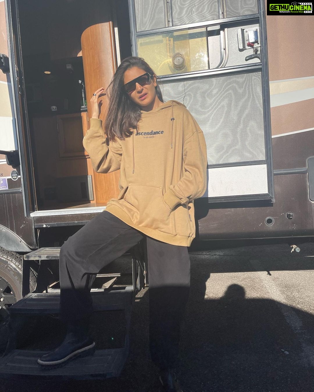 Anushka Sharma Instagram - Ek bhi photo acchi nahin lagi mujhe! Toh Maine socha hamesha acchi photo daalna hai yeh kissne kaha? Toh yeh hain Meri ok ok type photos jo main naa daalti lekin apni keemti saans inko kheechne main use kari hai toh post karna toh banta hai. Chalo ok bye 👋🫶