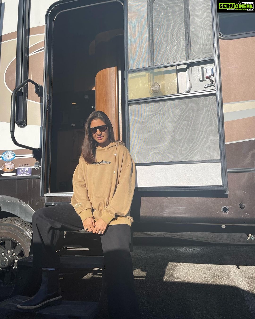Anushka Sharma Instagram - Ek bhi photo acchi nahin lagi mujhe! Toh Maine socha hamesha acchi photo daalna hai yeh kissne kaha? Toh yeh hain Meri ok ok type photos jo main naa daalti lekin apni keemti saans inko kheechne main use kari hai toh post karna toh banta hai. Chalo ok bye 👋🫶