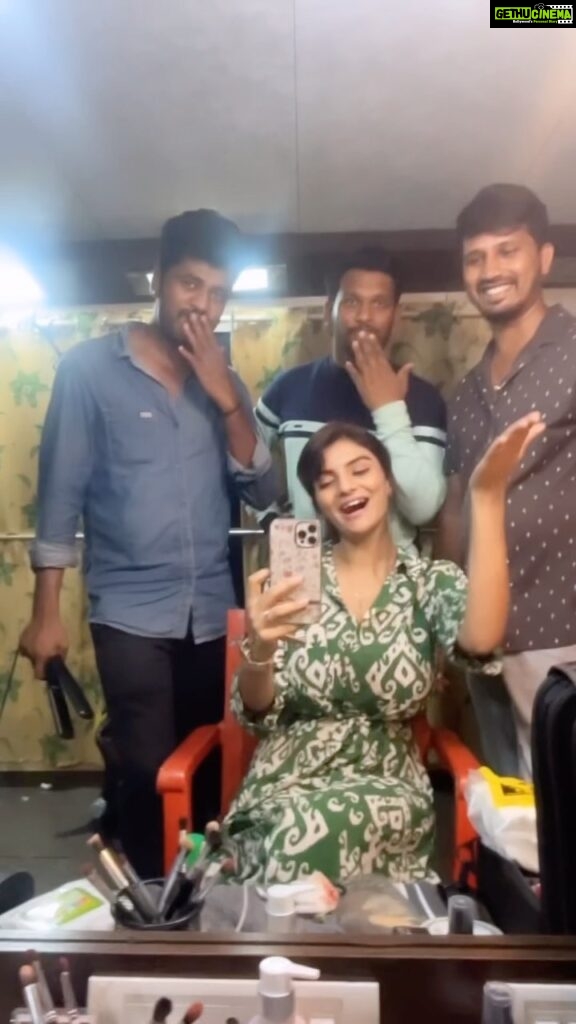 Anveshi Jain Instagram - Pack up happiness 😂 look at them imitating my flying kiss 🙈I dint ask for it hahahah !!!! . . #banglore #southfilm #shooting #love #anveshijain #instagram #instagood #dream #love #2022 #throwback #instagood #insta #instagram #reels #réel #reel #instafashion #bollywood #bollywoodactress #instafashion #reelsvideo #bollywoodhot #candid #random #bolly #anveshijain #anveshi #gymlover #exercise India