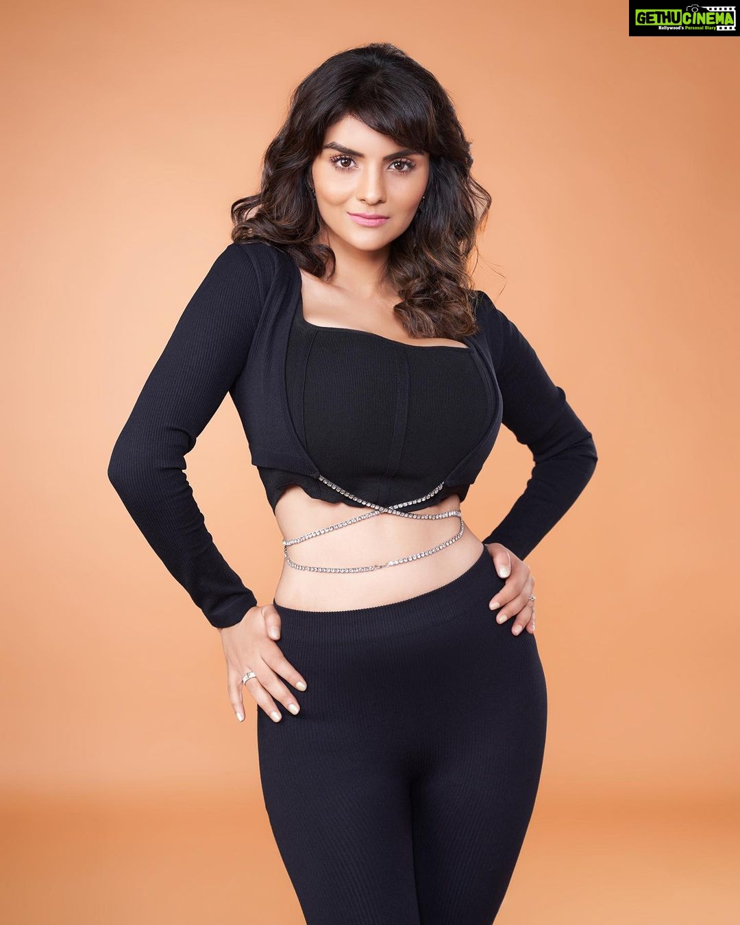 Anveshi Jain Instagram - 🖤 Shot by - @siddhalbe . . . . #love #2022 #throwback #instagood #insta #instagram #reels #réel #reel #instafashion #bollywood #bollywoodactress #instafashion #reelsvideo #bollywoodhot India