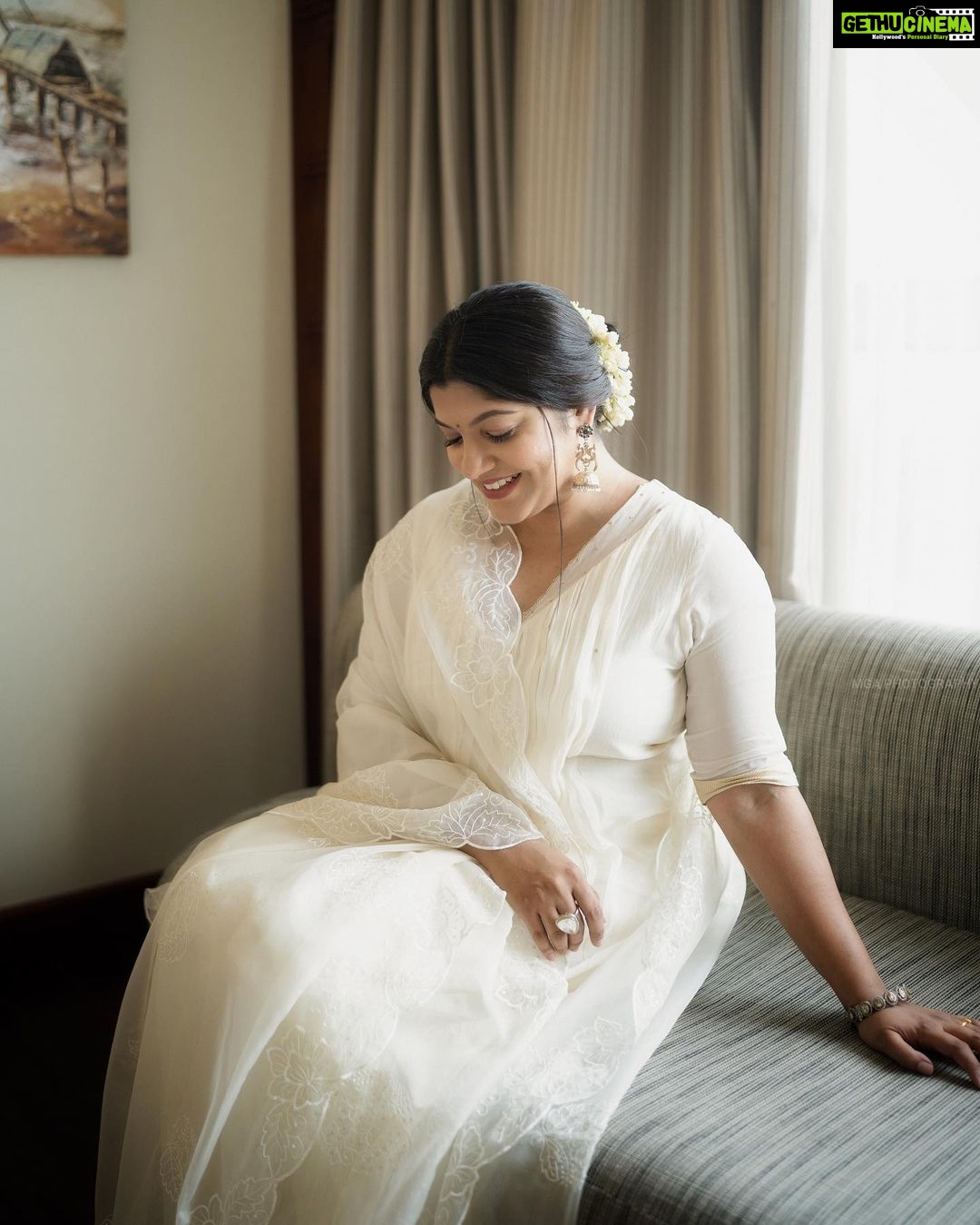 Aparna Balamurali Instagram - 📷 : @merin__georg Styling : @keepitstylish_by_ammu @styledbyammu Outfit : @s.h.e_designer Make up : @tinu_peter Jewellery : @pureallure.in