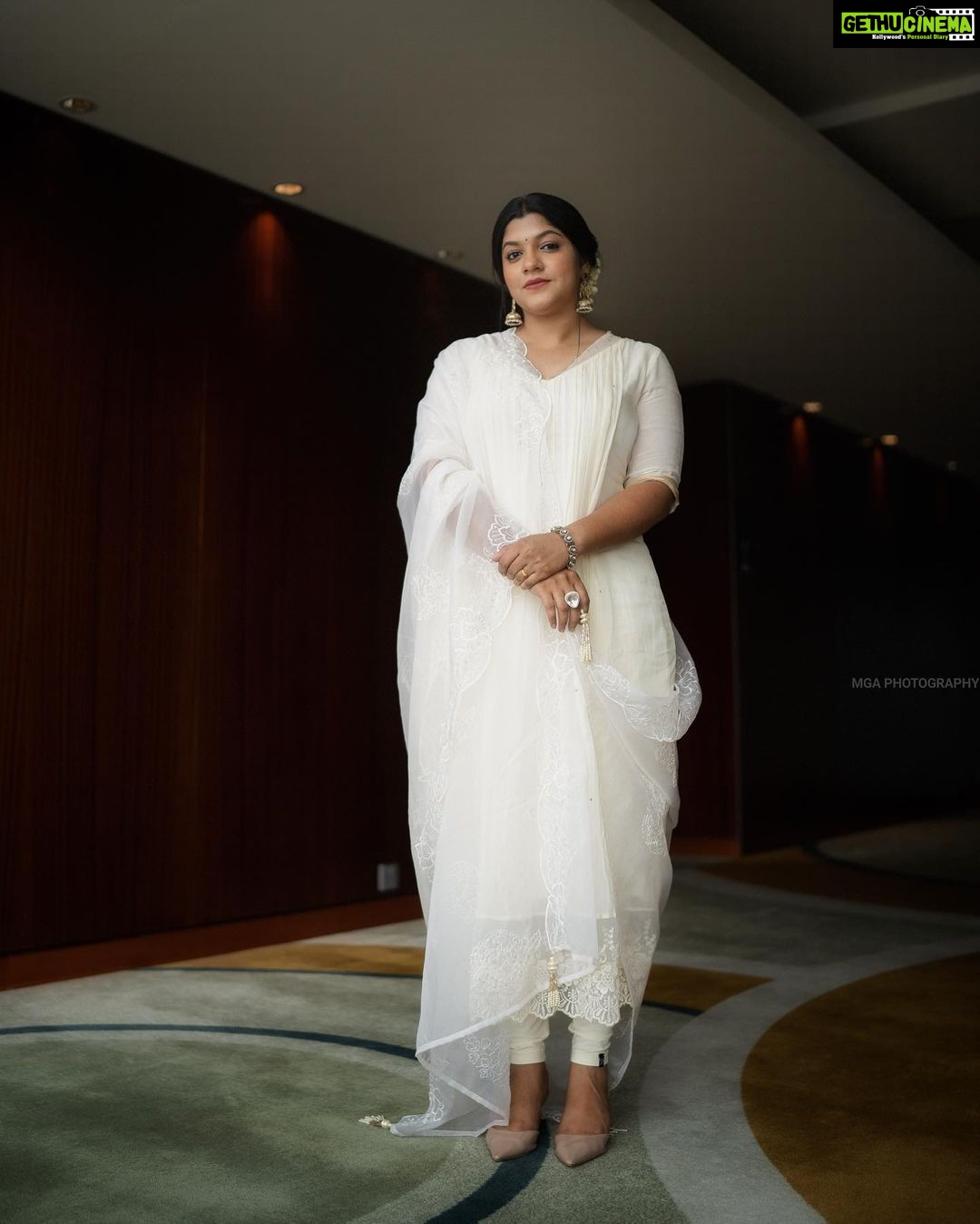 Aparna Balamurali Instagram - 📷 : @merin__georg Styling : @keepitstylish_by_ammu @styledbyammu Outfit : @s.h.e_designer Make up : @tinu_peter Jewellery : @pureallure.in