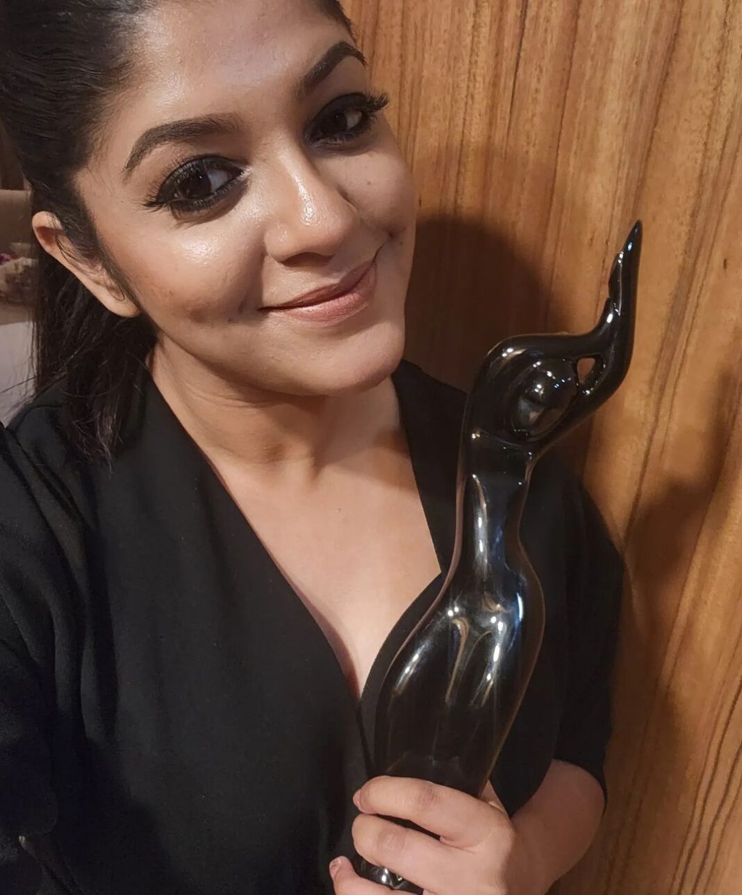 Aparna Balamurali Instagram - Embodying the black lady herself for the night @filmfare Styled by: @theitembomb Wearing: @zara MUAH: @themixandbrows_by_fathimajmal Sheraton Grand Bangalore Hotel at Brigade Gateway
