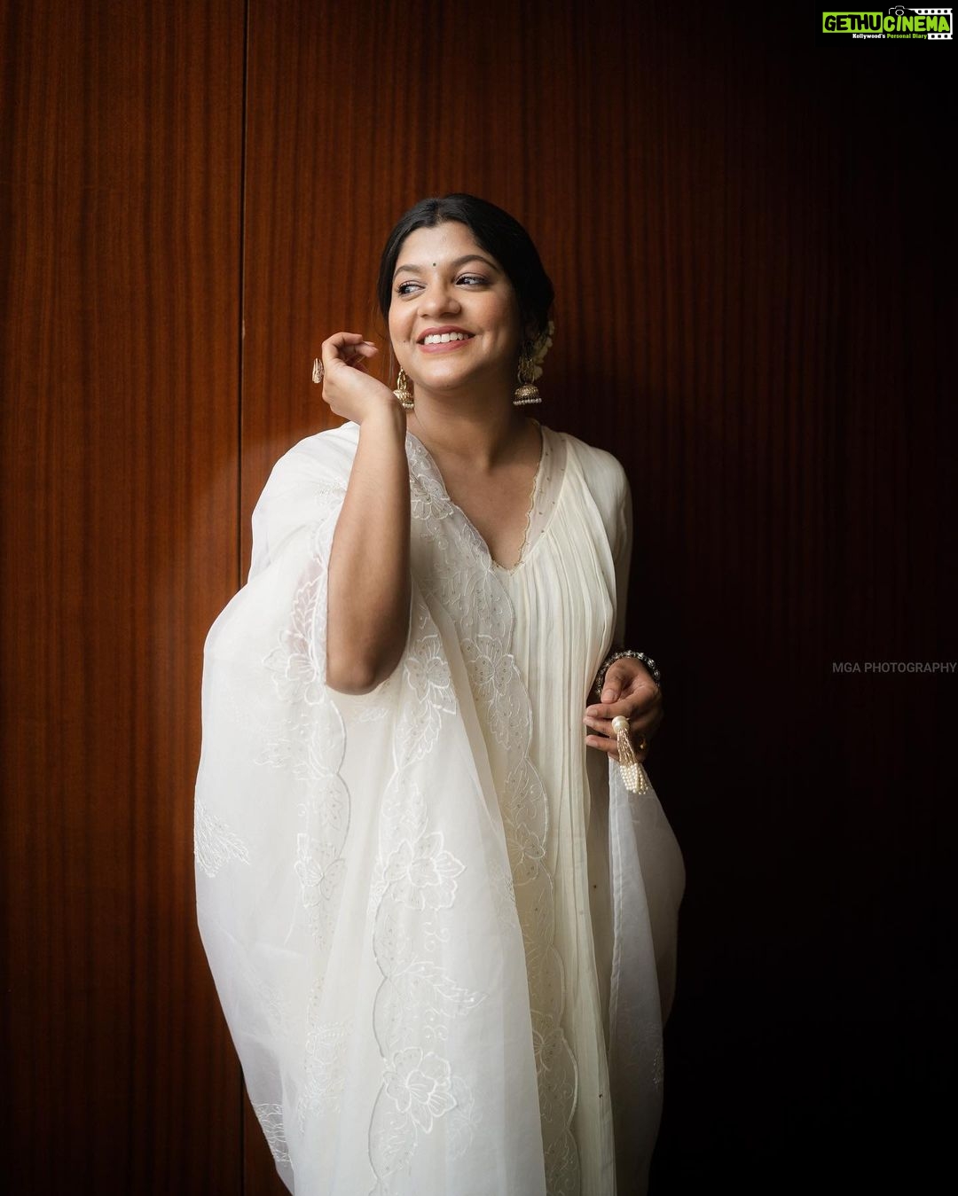 Aparna Balamurali Instagram - 📷 : @merin__georg Styling : @keepitstylish_by_ammu @styledbyammu Outfit : @s.h.e_designer Make up : @tinu_peter Jewellery : @pureallure.in