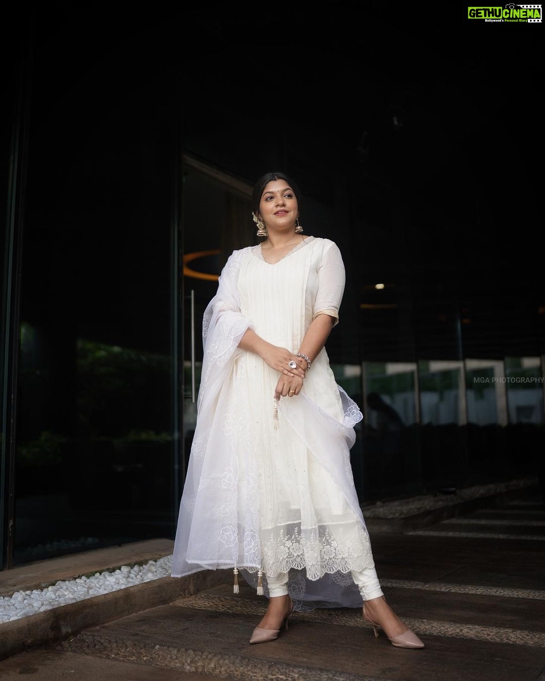 Aparna Balamurali Instagram - 📷 : @merin__georg Styling : @keepitstylish_by_ammu @styledbyammu Outfit : @s.h.e_designer Make up : @tinu_peter Jewellery : @pureallure.in