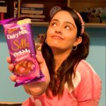 Apoorva Arora Instagram - Tired of the buzzkills? Give in to some bubbled up fun 😋 . Try the new Silk Bubbly Bubblegum and take the #BubblePopChallenge . @cadburydairymilksilk . #BubbledUpWithFun #CadburySilk #BubblyBubblegum #Bubblegum #Chocolate #Bubbly