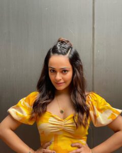 Apoorva Arora Instagram - 💛

👠- @oceedeeshoes 
💎- @ethnicandaz