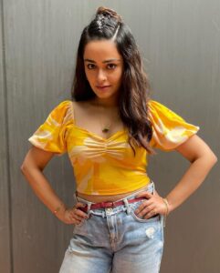 Apoorva Arora Instagram - 💛

👠- @oceedeeshoes 
💎- @ethnicandaz